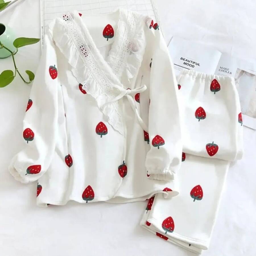 Beyaz kruveze dantelli önden düğmeli çilek desenli bayan pijama takımı 5809 - 1