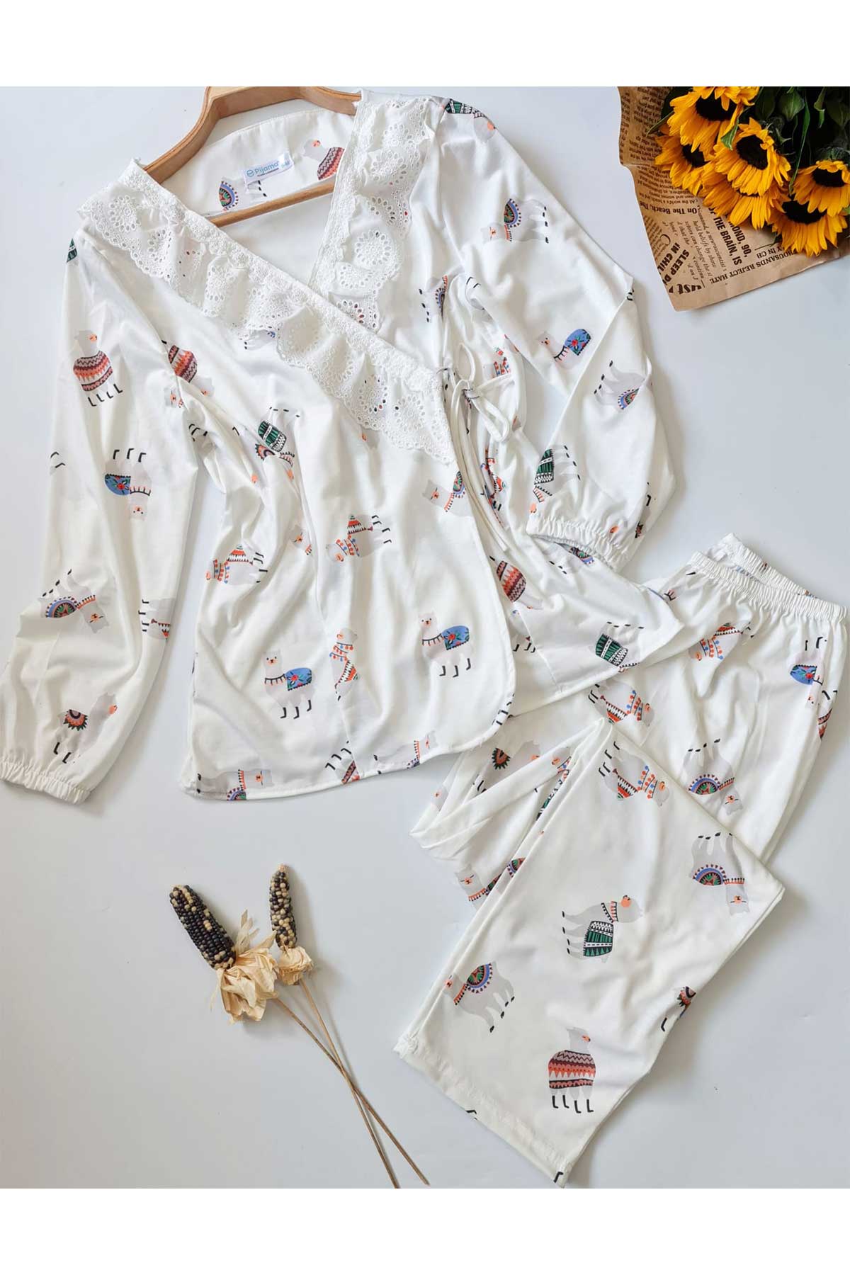 ÇeyizeDairHerşey - Ekru fisto dantel detaylı yandan bağlamalı vintage lama desenli pijama takım 6259 (1)