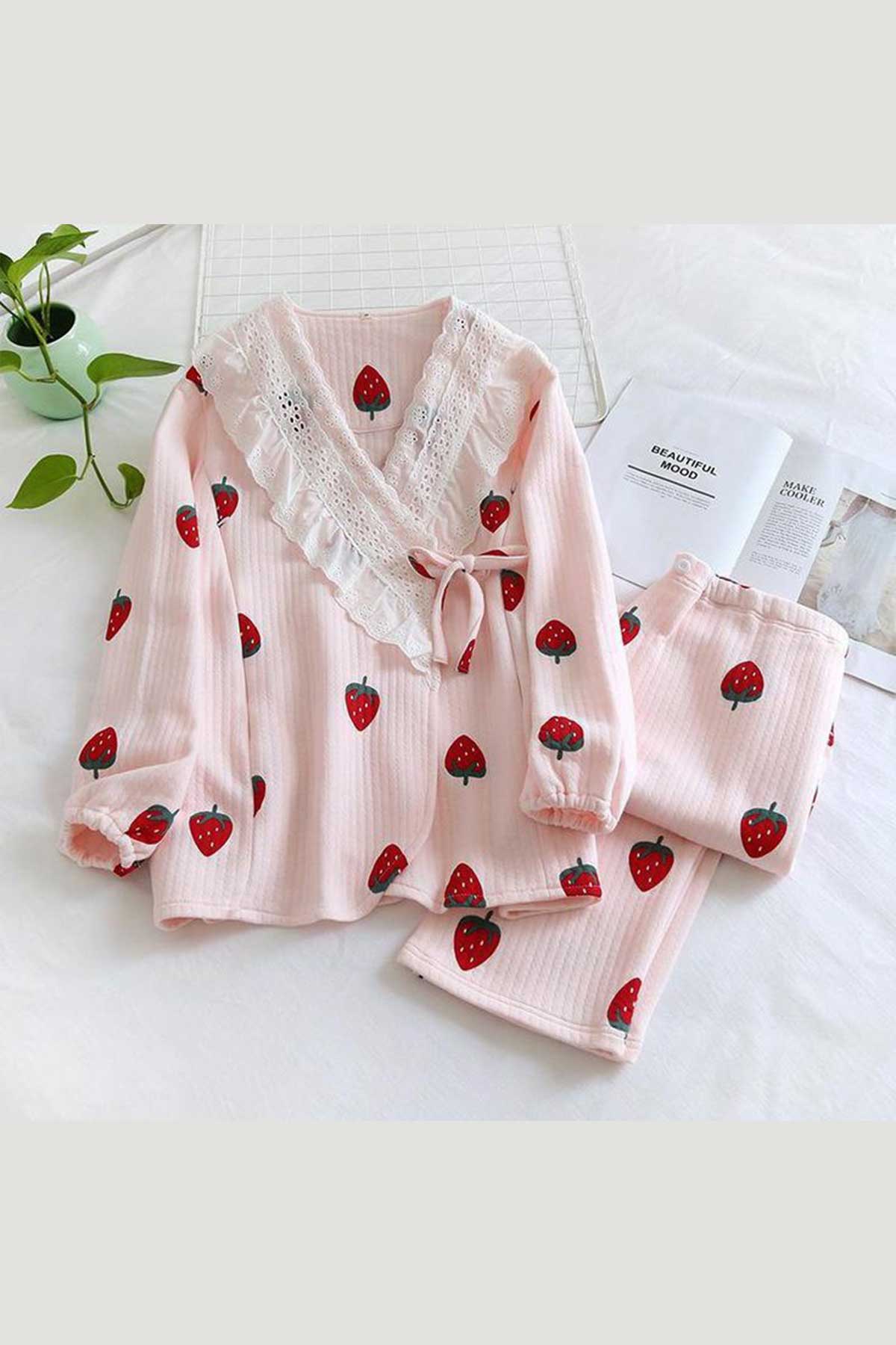 ÇeyizeDairHerşey - Pembe kruveze dantelli önden düğmeli çilek desenli bayan pijama takımı 5808