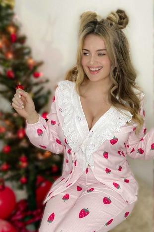 Pembe kruveze dantelli önden düğmeli çilek desenli bayan pijama takımı 5808 - 5
